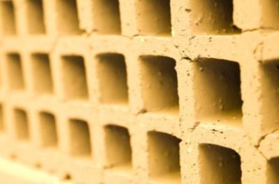 Nahaufnahme eines gelben Blähtonsteins mit Wabenstruktur