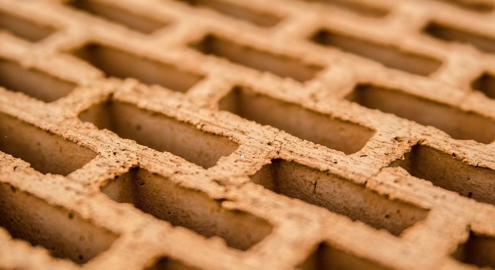 roter porotonziegel mit lochstruktur