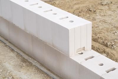 sockel-einer-trennwand-aus kalksandstein