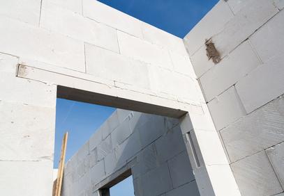 Einfamiienhaus-Neubau mit weißem Porenbetonstein