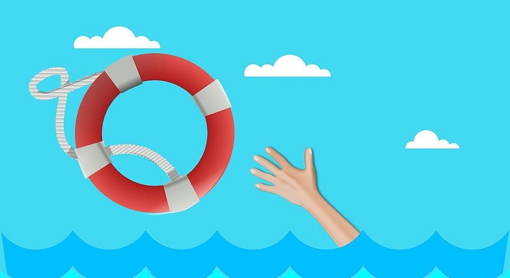 Rettungsring über Wwasseroberfläche, eine Hand greift aus dem wasser - Symbol für Wasserschäden am Haus