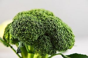 Brokkoli: Basenreiches Gemüse, kann die Magensäure regulieren und die Verdauung unterstützen